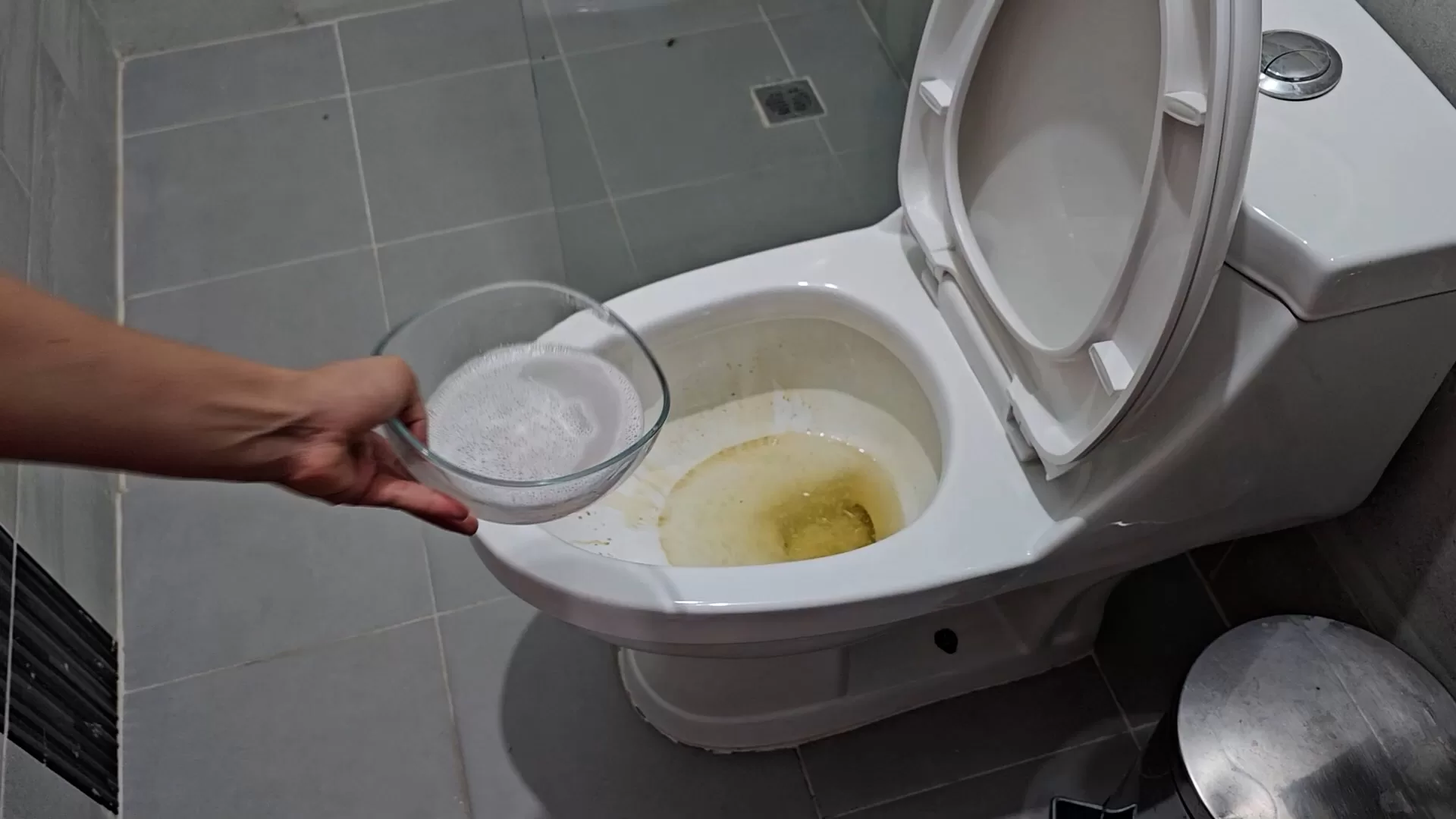 ¿Tu tapa del inodoro se ve amarilla? Aquí te dejo unos trucos caseros para dejarla como nueva