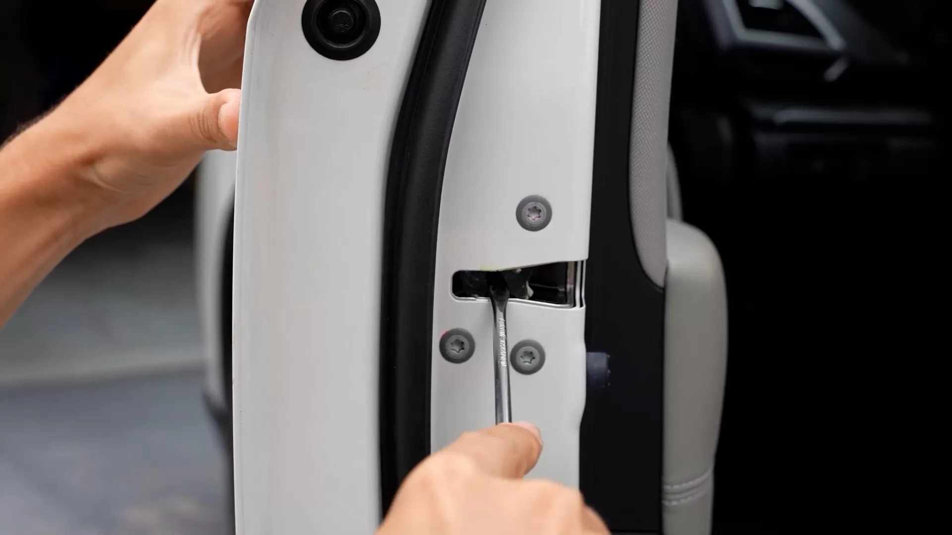 Ese gancho en la puerta del coche… ¿Para qué sirve realmente?