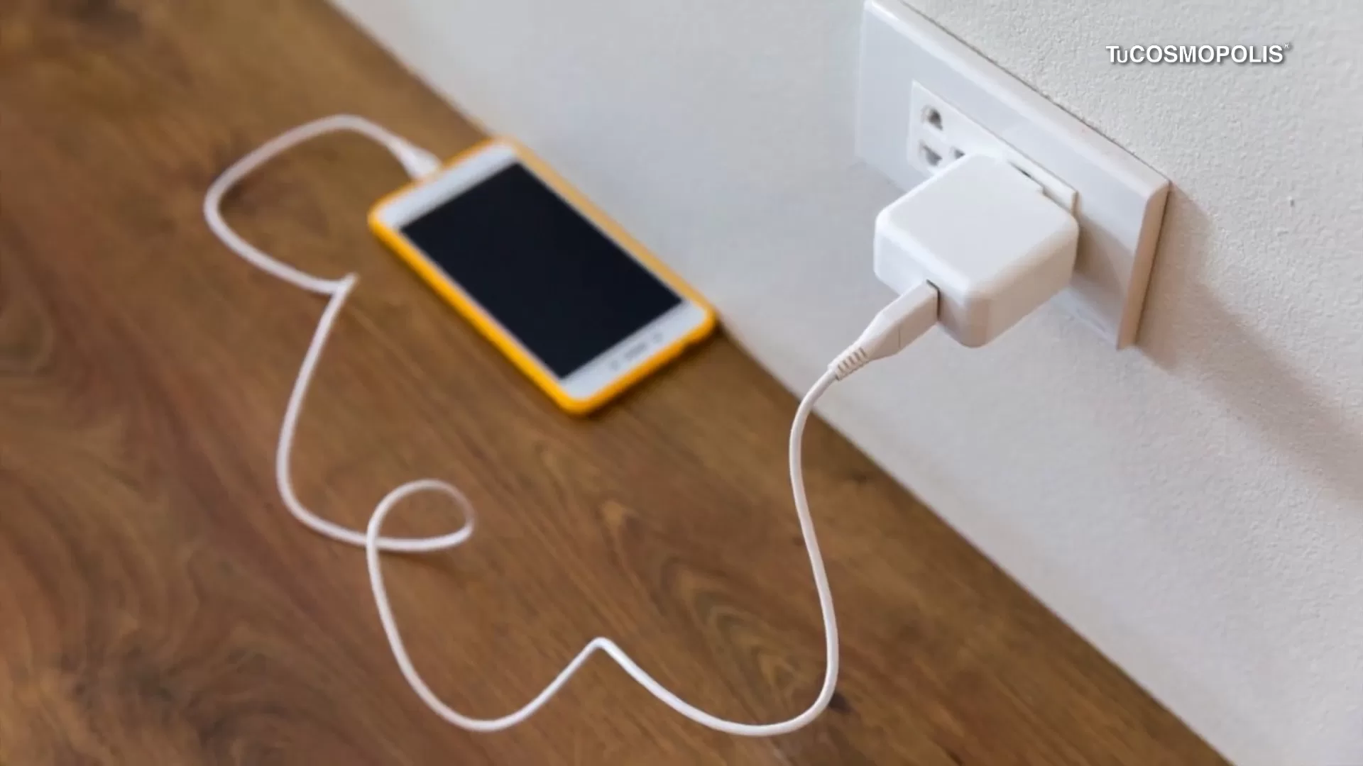 ¿Por qué nunca deberías dejar el cargador enchufado sin el celular conectado?