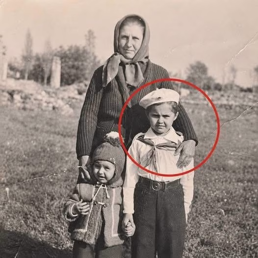¿Puedes reconocer quién es la niña de la imagen? Hoy tiene 55 años y es una de las artistas más reconocidas de su país.